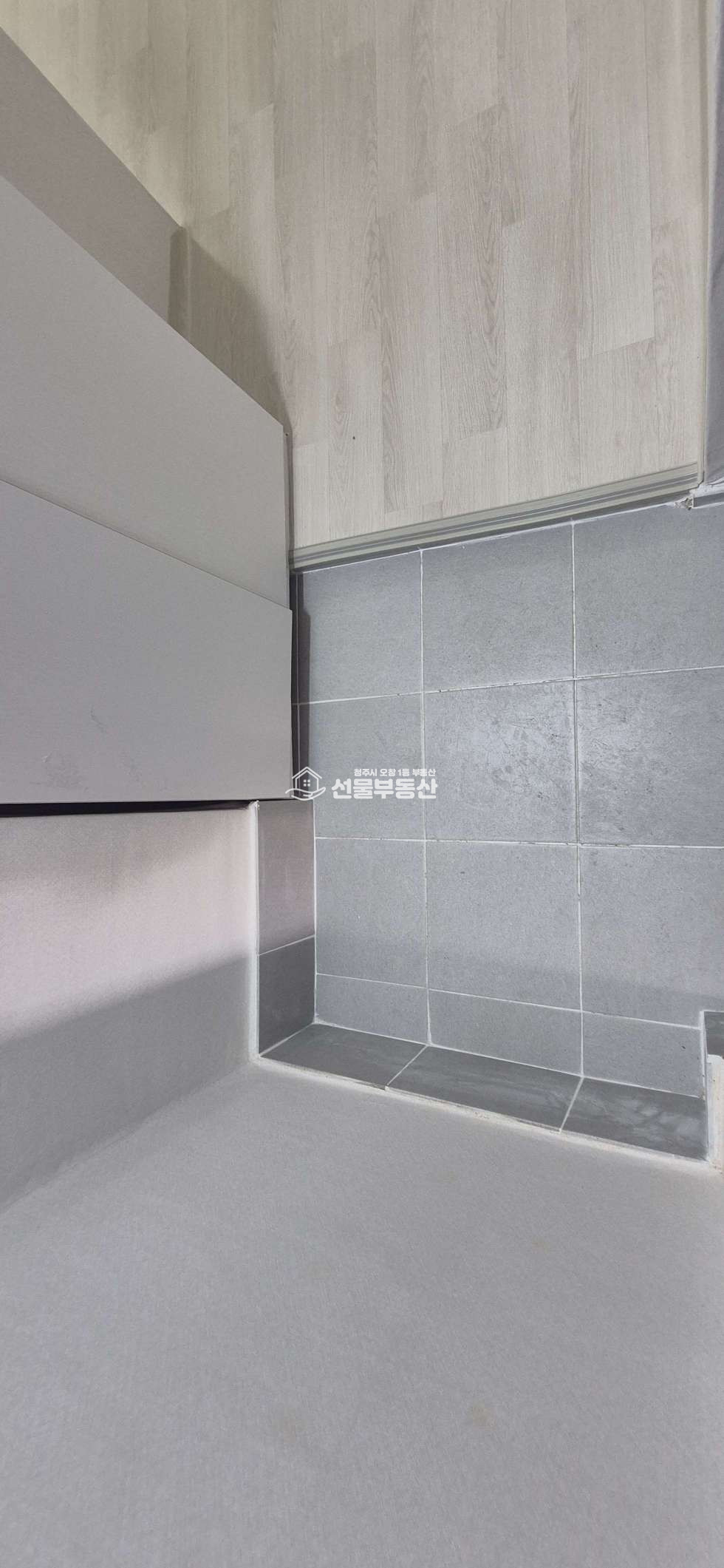 충북 청주청원구 오창읍 양청리 1동 양청초,중학교 근처 올수리된 반지하 거실,방큰 투베이 월세 매물번호 10352 사진 2
